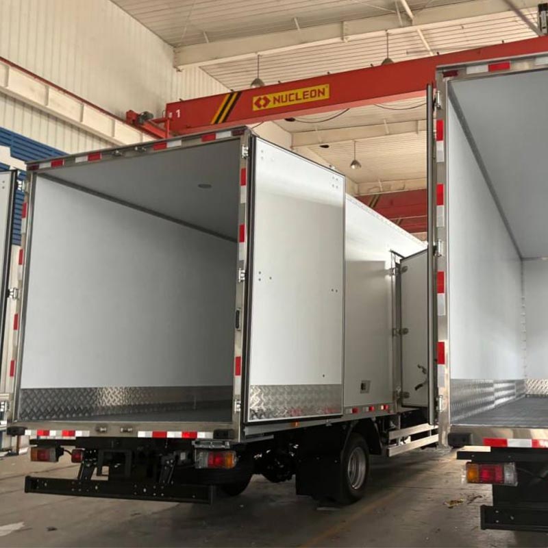 Paano Pinahuhusay ng PU Core Dry Truck Body ang Modernong Kahusayan sa Transportasyon?