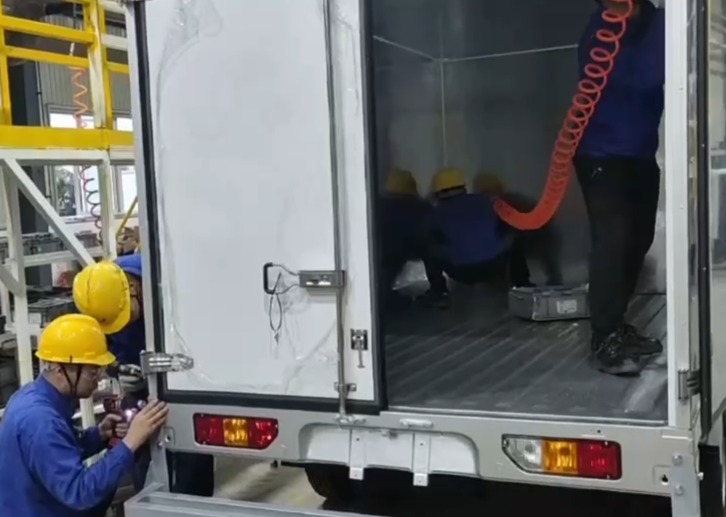 Blind Rivet Technology: Ang Cornerstone ng Lightweight Cargo Box Honeycomb Panel Assembly