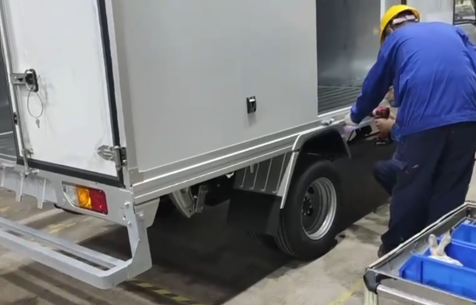 Ang Huling Hakbang ng Cargo Box Assembly: Pagtatak gamit ang Adhesive Application